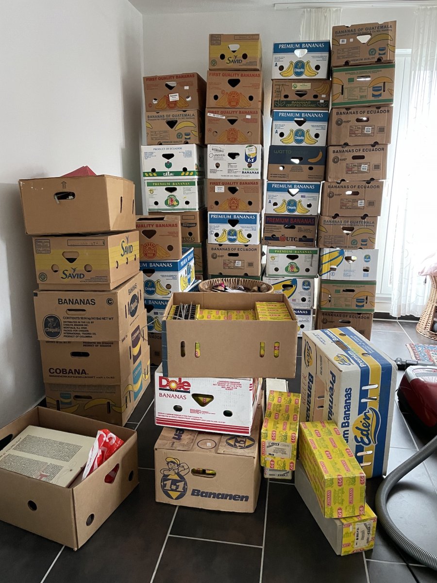 Büro mit Kisten vom Dachboden